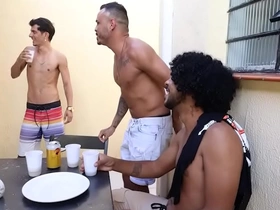 Churrasco, linguiça black, cerveja,  farofa e muito sexo!