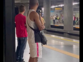 Estava a caminho da academia quando encontrei o novinho no metrô , acabei seguindo ele, o final foi ele fudendo meu cu na mata